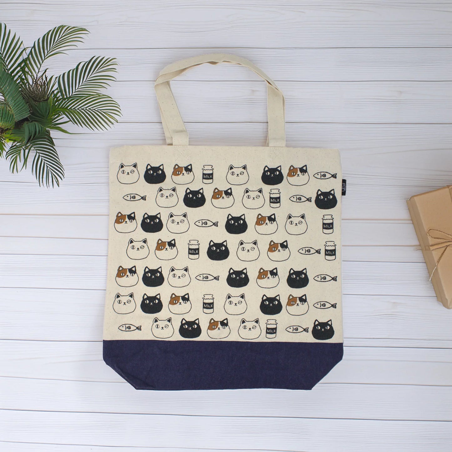 Canvas tote bag with cute cat faces of Shiro, Kuro, and Mike from the Nyan-ya series, and inner pocket – perfect for cat lovers.