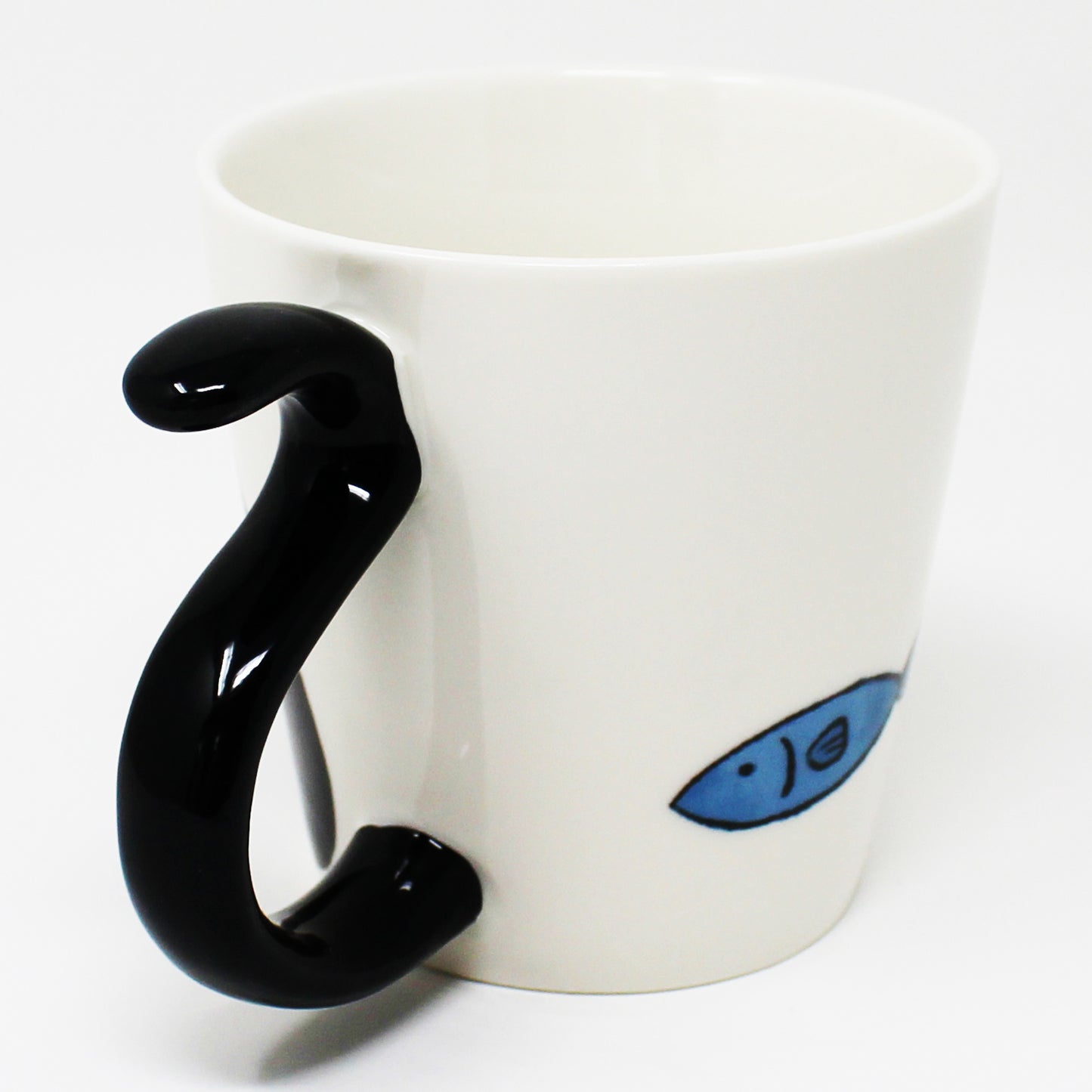 Side view of cat mug showing Kuro’s tail-shaped black handle and seated cat illustration