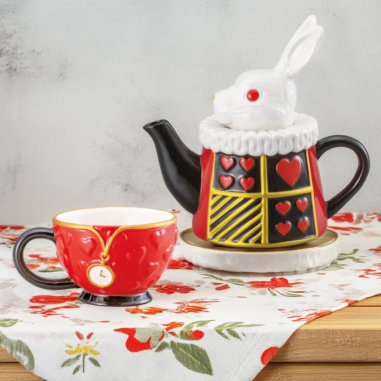 March Hare Mug & Teapot Set
Whimsical Porcelain Kitchenware from Disney Japan
✨ Limited Edition – Add a Touch of Wonderland to Tea Time ✨