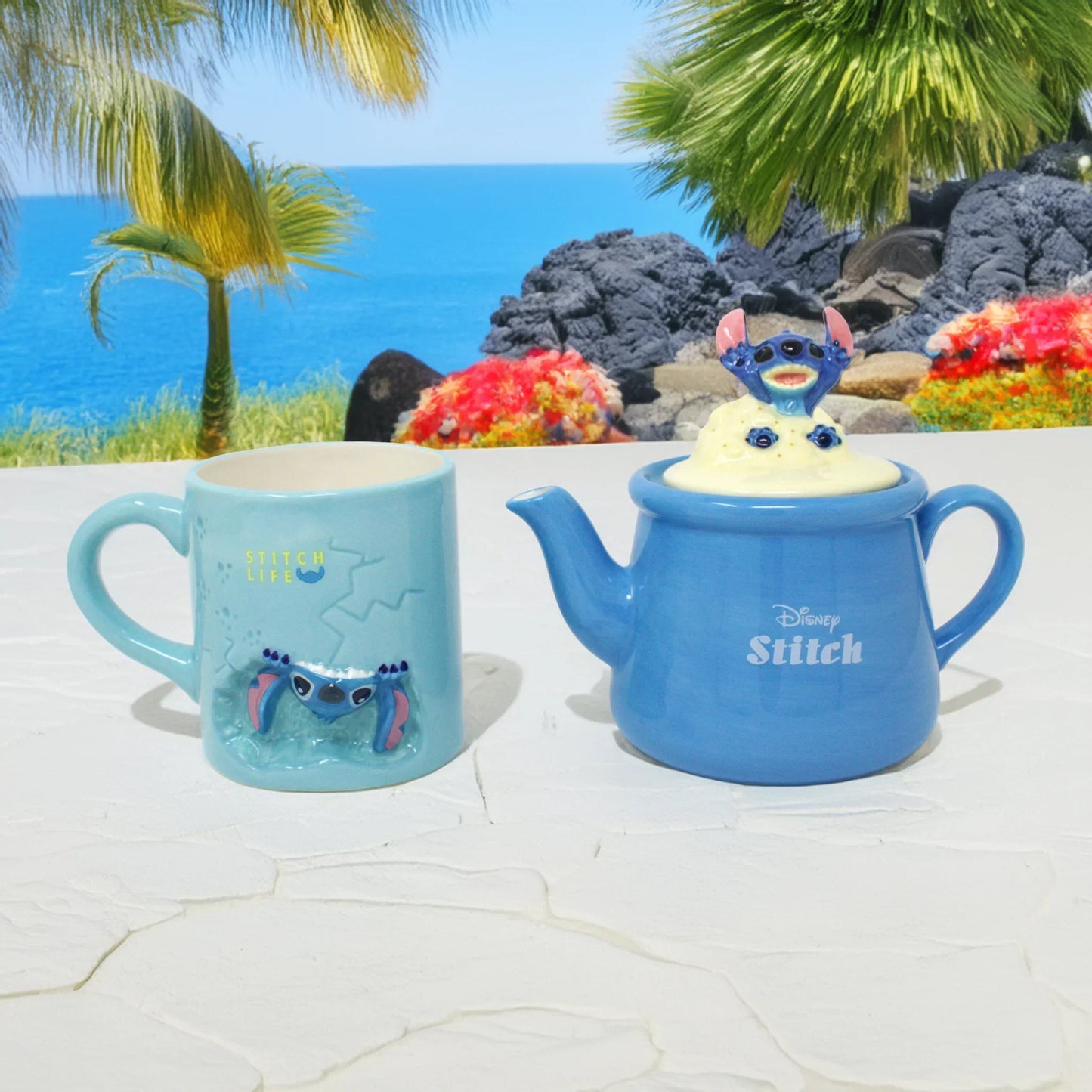 Disney Lilo & Stitch light blue 3D porcelain mug and matching teapot with 3D Stitch lid, displayed together with gift packaging – Japanese design collectibles for fans.
Let me know if you'd like a shorter version or one optimized specifically for Pinterest or accessibility.