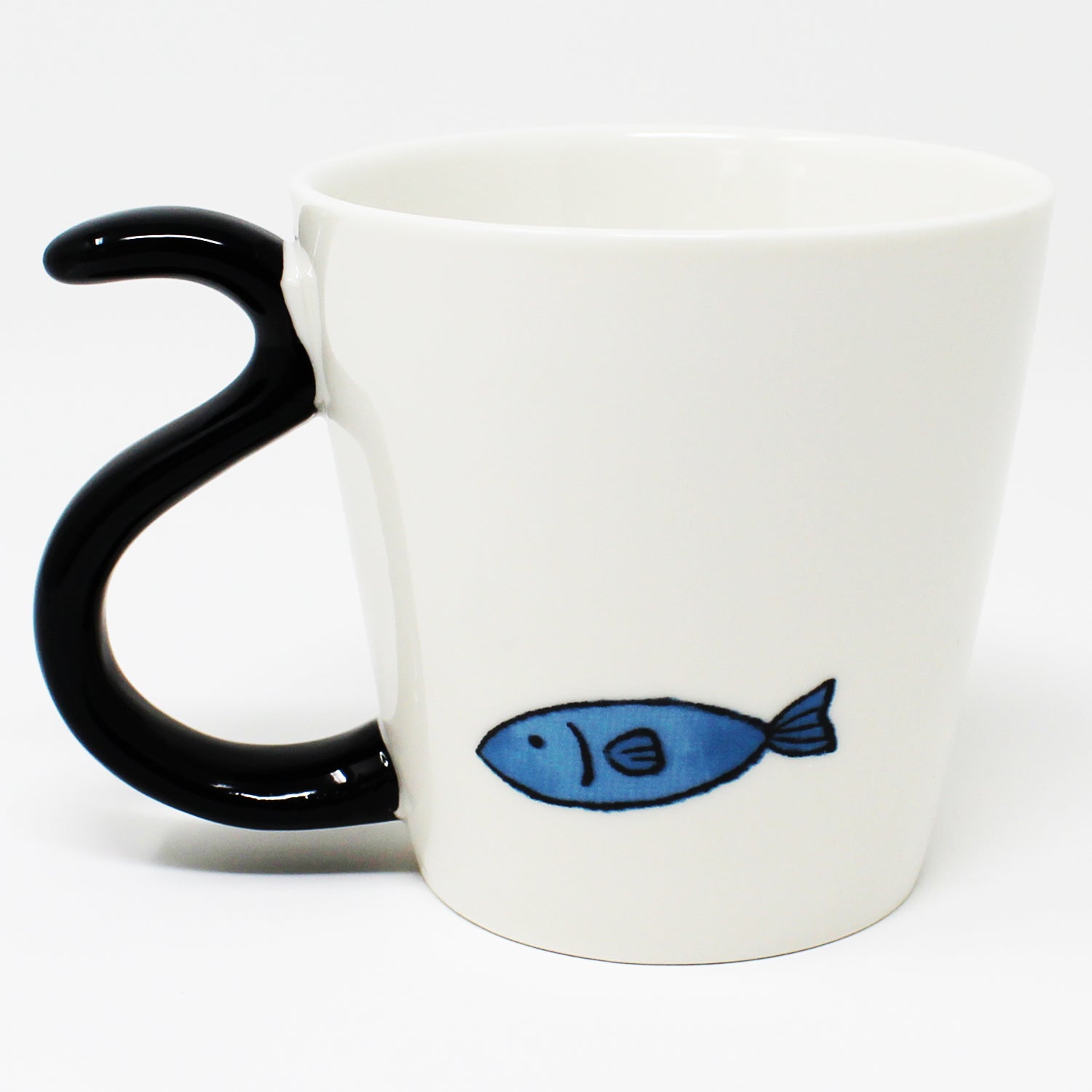 Opposite side of Kuro the cat mug featuring a small fish illustration – favorite food of Kuro