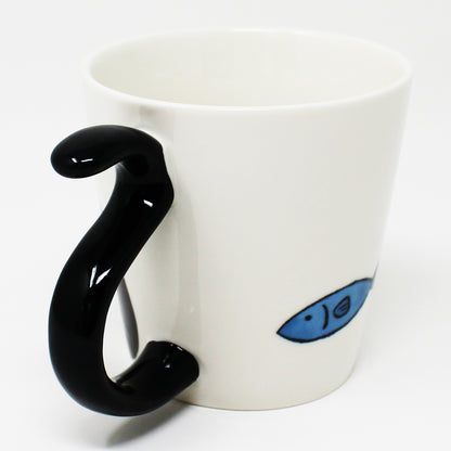 Side view of cat mug showing Kuro’s tail-shaped black handle and seated cat illustration